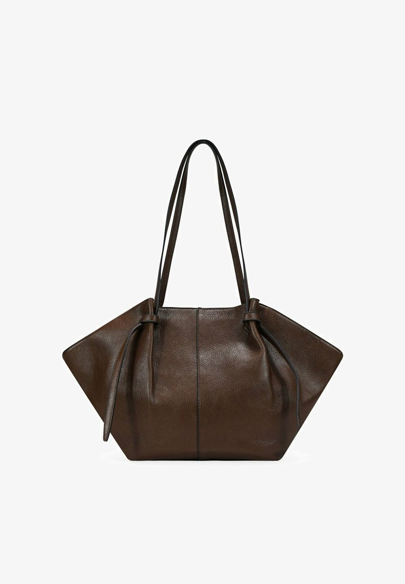 Bolso tote de cuero marrón con un acabado texturizado, base ancha y lados cónicos. Presenta asas largas y suaves, y cierre de cordón ajustable.