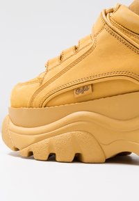 Buffalo London Sapatilhas - beige