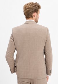 Hellbrauner maßgeschneiderter Blazer mit subtiler Textur, mit Reverskragen und zwei Knöpfen an jedem Ärmel.