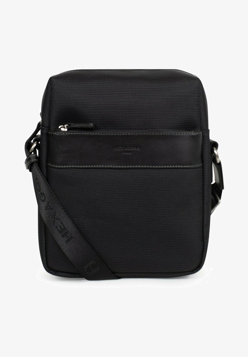 Borsa a tracolla nera realizzata in nylon texturizzato con un accent in pelle liscia. Presenta una tasca frontale con zip e una tracolla regolabile.