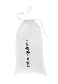 Sac en coton blanc avec un cordon de serrage, portant le mot "minorquines" imprimé en noir. Texture lisse, forme simple et design minimaliste.