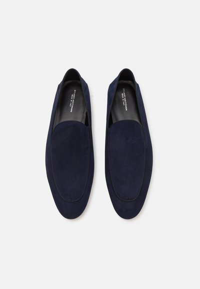 Loafere din suede albastru marin cu o textură fină, având vârful rotund și detalii minime de cusătură pe margine și talpă.