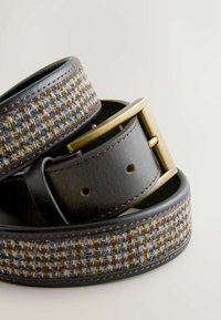 Brauner Ledergürtel mit einem gewebten Stoffband im mehrfarbigen Hahnentrittmuster und einer Messing-Schnalle. Texturiertes und strapazierfähiges Design.