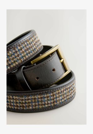 Brun læderbælte med et vævet stofbånd med et flerfarvet houndstooth-mønster og en messingbuckle. Struktureret og holdbart design.