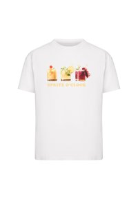 Camiseta blanca con tres ilustraciones de cócteles. El texto dice "¡HORA DE SPRITZ!" en amarillo. Material de algodón suave, corte estándar.