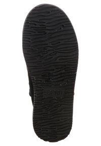 Svart gummisula med ett strukturerat, vågigt mönster. Har en präglad "ESPRIT"-logotyp nära hälen.