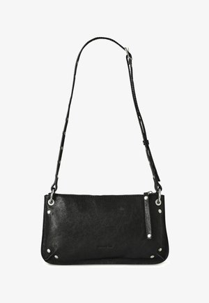 Borsa a tracolla nera in pelle con finitura testurizzata, forma rettangolare, chiusura con zip e tracolla intrecciata. Presenta dettagli in hardware argentato e particolari di accento.