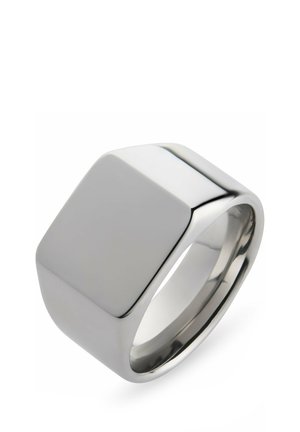 Strakke, gepolijste zilveren zegelring met een groot vlak vierkant gezicht en een stevige, dikke band, schuin weergegeven op een witte achtergrond.