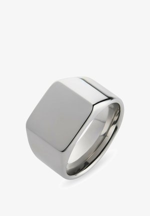 Glatter, polierter silberner Siegelring mit großem flachem quadratischem Gesicht und massivem, dickem Ringband, schräg auf weißem Hintergrund gezeigt.
