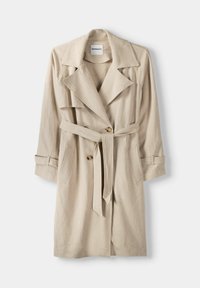 Beżowy trencher z kołnierzem typu lapel, pasującym paskiem i dwiema przednimi kieszeniami; cechuje się teksturowanym materiałem i guzikami jako akcentami.