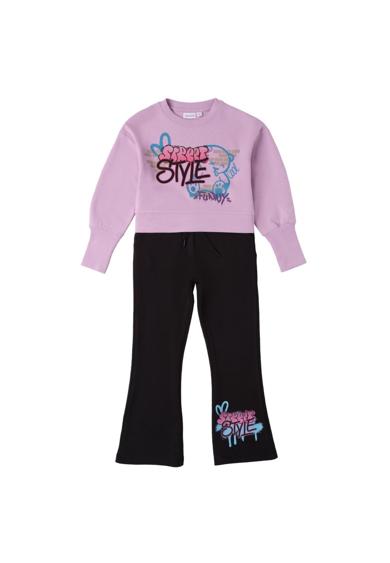 Sudadera morada con texto en estilo graffiti, combinada con pantalones acampanados negros que presentan un diseño gráfico similar en rosa y azul.