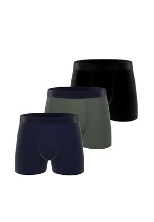 Trois caleçons boxer Pierre Cardin en bleu marine, vert olive et noir, disposés en diagonale sur un fond blanc.