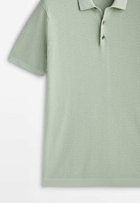 Hellgrünes Poloshirt mit kurzen Ärmeln, strukturiertem Strickmuster, gerippten Ärmelsäumen und Kragen mit zwei Knöpfen.