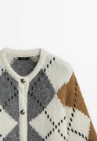 Cardigan en laine avec motif losange gris et marron, col rond, et deux boutons argentés à la fermeture devant.