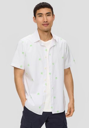 Weißes Kurzarmhemd mit einem hellgrünen Palmenmuster. Verfügt über eine Druckknopfleiste und einen lockeren Schnitt, getragen über einem weißen T-Shirt.
