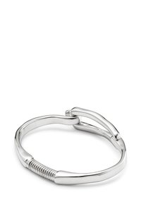 Pulsera de brazalete de plata con un acabado suave y pulido y un detalle de acento en espiral. Presenta un diseño elegante y curvado, además de un cierre seguro.