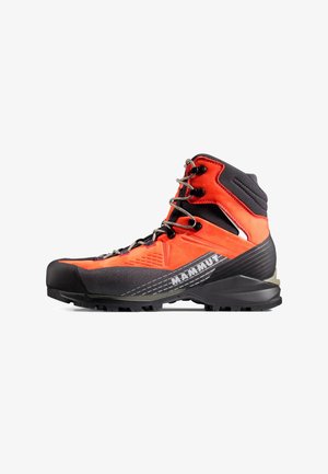 Hoher Wanderschuh in Orange und Schwarz mit verstärkter Spitze, dicker Sohle, Schnürsenkeln und Mammut-Logo an der Seite.