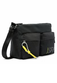 Czarna torba na ramię z teksturowanego nylonu, z dwoma przednimi kieszeniami, regulowanym paskiem i żółtym akcentem na suwaku. Zawiera nadruk logo.