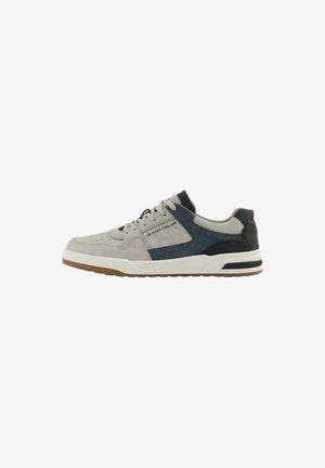 Sneaker aus hellgrauem Wildleder mit dunkelblauen Akzenten, ausgestattet mit einer weißen Sohle mit einer Gummigummisohle und schwarzen Details.