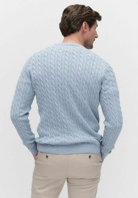 Lichtblauwe kabelgebreide trui van zacht materiaal, met een textuurpatroon en geribde mouwen en onderrand.