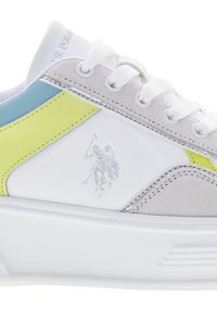 Vita sneakers med grå, ljusblå och neon gula detaljer. Har texturerade material och en upphöjd logotyp av en polo spelare. Klassisk snörning design.