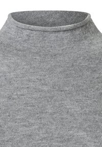 Jersey de turtle gris y acanalado con un alto cuello, hecho de un suave tejido de punto. Presenta una textura lisa y una distribución de color uniforme.