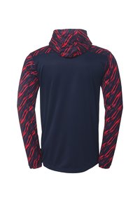 Haut à capuche à manches longues bleu marine avec un motif abstrait rouge et noir vibrant sur les manches et la capuche. Tissu lisse avec une coupe décontractée.