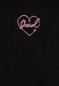 T-shirt in cotone nero con design a forma di cuore rosa che integra la parola "Diesel" all'interno della forma, con una freccia che accentua il cuore.