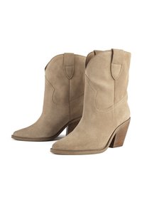 Béžové semišové kotníkové boty s špičatou špičkou, dekorativním proševem, poutky na nazouvání a vrstvenými dřevěnými hranatými podpatky.