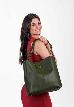 Grüne Lederhandtasche mit strukturierter Form, ausgestattet mit einem oberen Klappverschluss und metallic Akzenten. Entworfen mit doppelten Schulterriemen.