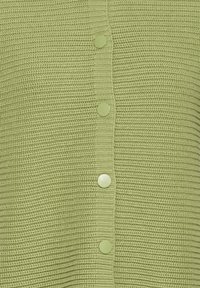 Cardigan vert clair avec un motif en maille texturée, équipé de cinq boutons circulaires assortis sur le devant.
