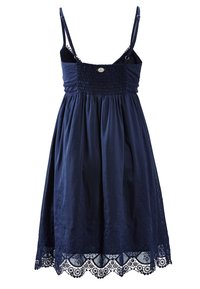 Námořnicky modré šaty s nastavitelnými ramínky, hněteným živůtkem a krajkovým lemováním na spodním okraji. Lehká tkanina s rozšířenou siluetou.