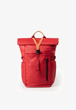 Rode rugzak met oprolbare bovenkant, met bruine leren handgreep, voorste gespband, verticale ritstas en zijklemmen op witte achtergrond.
