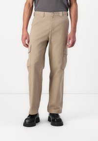 Beige cargo bukser har en lige ben-design, knaplukning og sidelommer. Lavet af letvægtsstof for komfort.