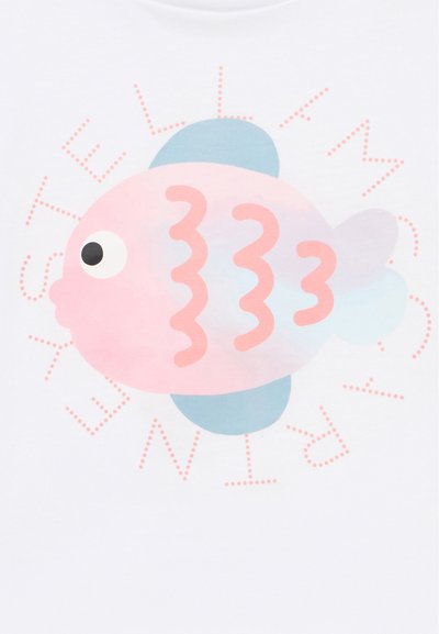 Poisson dessin animé rose et bleu avec des rayures roses ondulées sur le corps, entouré de texte en pointillés indiquant "STELLA MCCARTNEY KIDS."