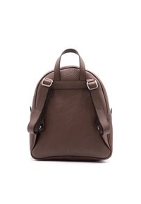 Zaino in pelle marrone texture con due spallacci regolabili, parte superiore arrotondata e minimal hardware. Presenta una piccola tasca laterale.