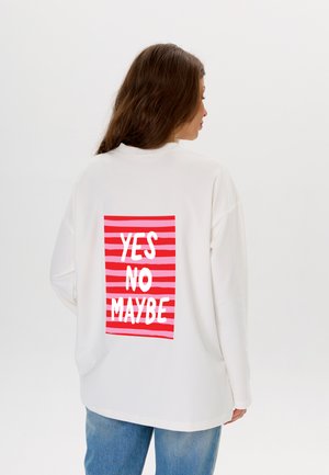 Witte oversized sweatshirt met een rood en roze gestreepte achterkant en de woorden "JA NEE MISSCHIEN" in vetgedrukte witte letters.