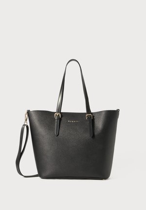 Fekete táska texturált szintetikus anyagból, két vállpánttal és levehető pánttal, aranyszínű fém kiegészítőkkel és dombornyomott logóval.