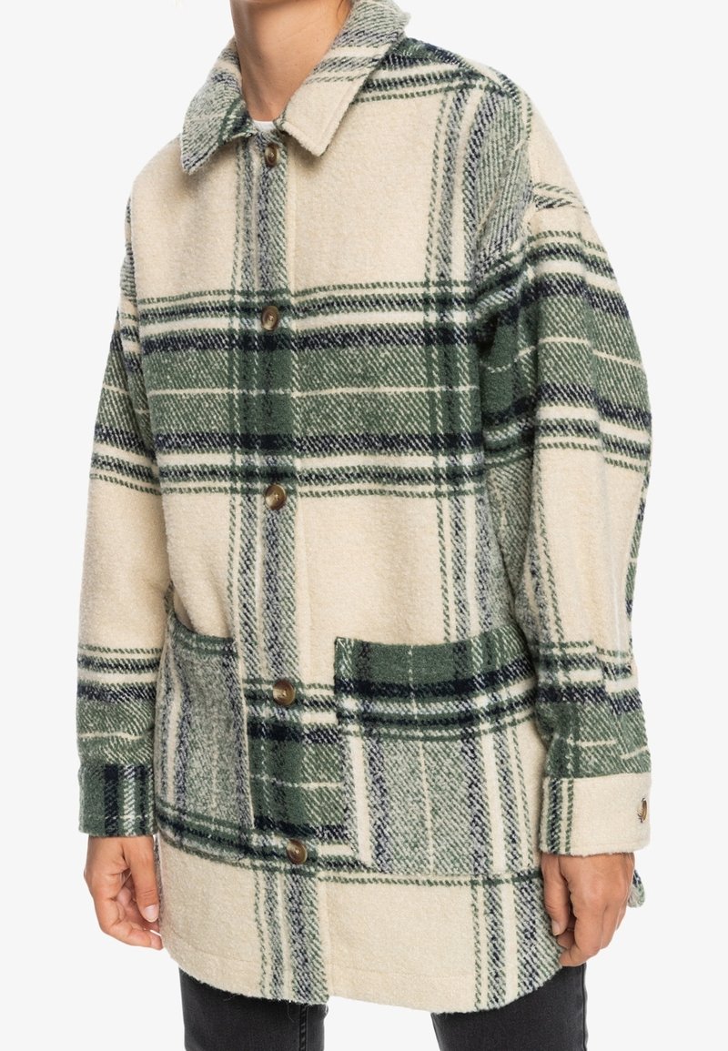 Abrigo de mezcla de lana con estampado de cuadros en verde y crema, grandes bolsillos delanteros, cierre de botones y diseño clásico de cuello.