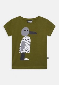 Camiseta verde oliva con un gráfico de un personaje con cabeza gris, pico negro y una camisa blanca con patrones de manchas negras.