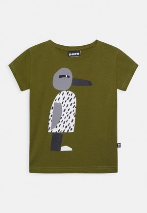 T-shirt vert olive présentant un graphique d'un personnage avec une tête grise, un bec noir et une chemise blanche à motifs avec des tâches noires.