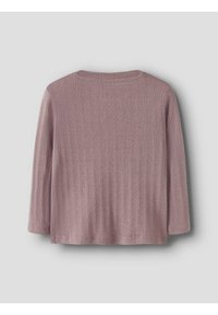Maglione lavorato a maglia di un delicato colore viola, con un motivo a coste testurizzato, scollatura arrotondata e cuciture delle spalle abbassate, presenta maniche a tre quarti.
