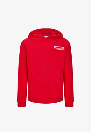 Czerwona bawełniana bluza z kapturem, z kieszenią z przodu, prążkowanymi mankietami i dolnym brzegiem oraz białym napisem "RETROU JEANS ESSENTIAL Pieces IT STARTS WITH YOU."