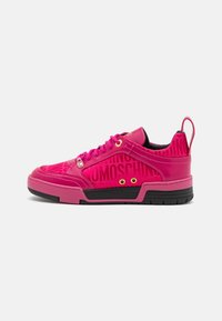 Růžová sneakerka s texturovaným svrškem, zdobená černými akcenty, výrazným brandingem, zlatými detaily a robustní černou podrážkou. Šněrovací provedení.
