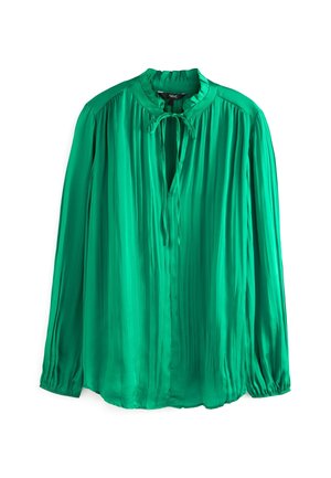 Grøn satinbluse med lange ærmer, rynket halsudskæring og bindelukning samt plisserede detaljer foran og ved ærmerne.