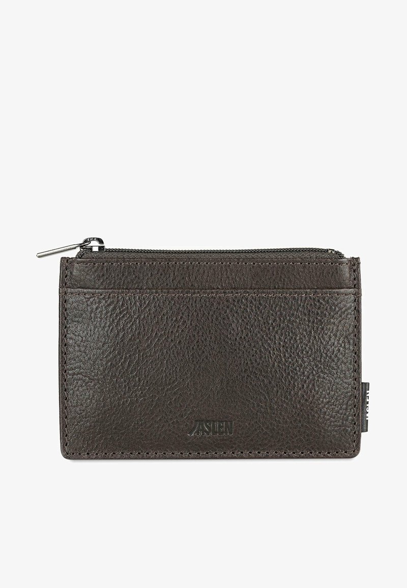 Billetera de cuero marrón delgada con superficie texturada, cierre con cremallera, ranura frontal para tarjetas y un sutil detalle del logo. Costuras lisas que acentúan el diseño.