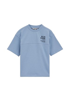 Jasnoniebieska, krótkiego rękawa, koszulka z okrągłym dekoltem, z czarnym napisem „BLUE RIDGE ATHLETIC” na górnej, lewej stronie klatki piersiowej.
