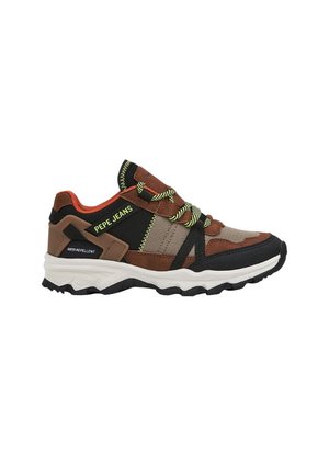 Zapatillas marrones y negras con parte superior de malla y textil, cordones verde neón y suela de goma blanca. Presenta un diseño repelente al agua.