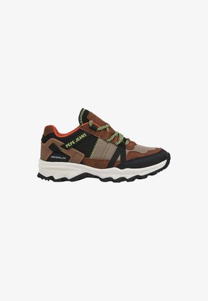 Zapatillas marrones y negras con parte superior de malla y textil, cordones verde neón y suela de goma blanca. Presenta un diseño repelente al agua.