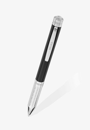Zwarte pen met zilveren accenten en een gestructureerde grip. Voorzien van een clip met de merknaam "Versace" gegraveerd. Puntige tip.